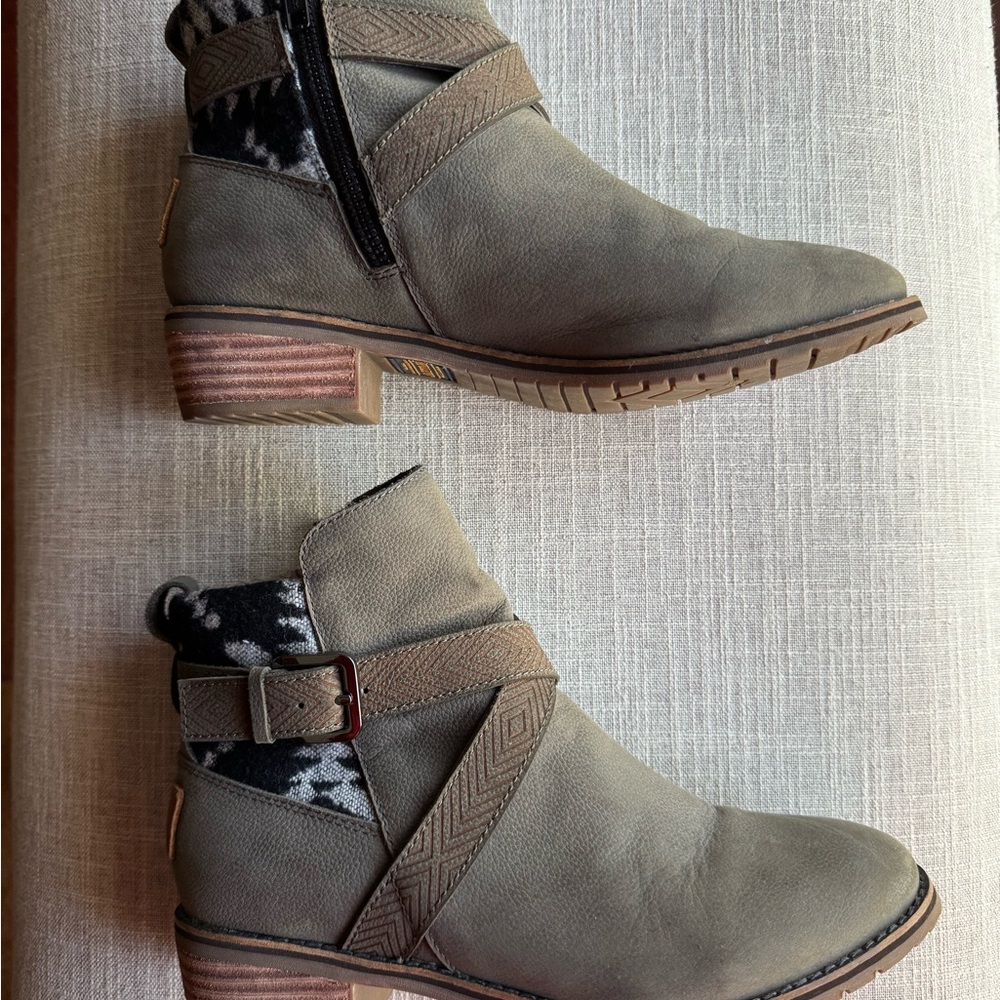 Stylish Ankle Boots with Patterned Accent